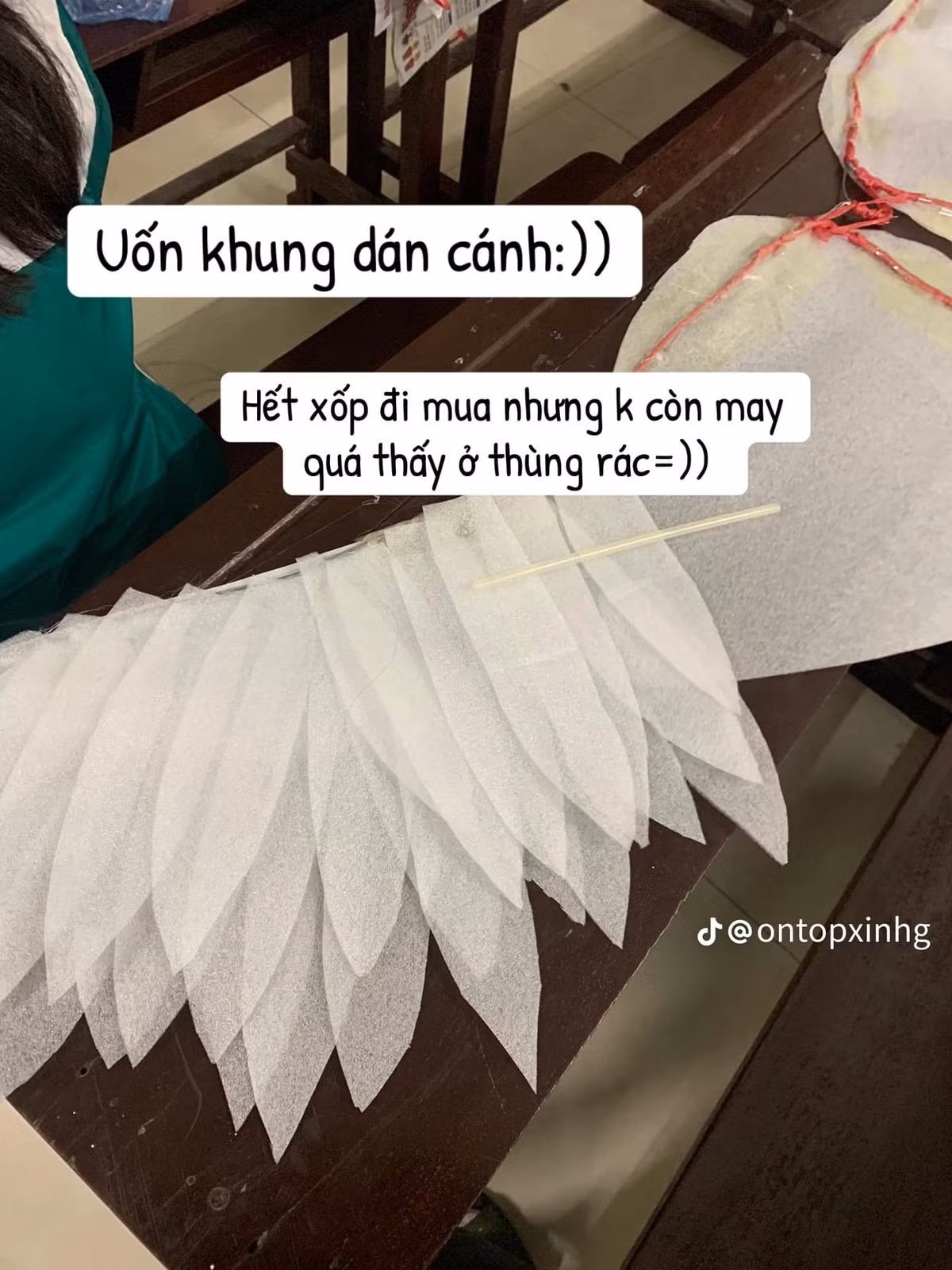 Đoạn video ghi lại hình ảnh quá trình sáng tạo nên sản phẩm từ các nguyên liệu tái chế của nhóm học sinh này khiến nhiều người phải xuýt xoa vì sự tỉ mỉ, độ công phu và sức sáng tạo của các em học sinh.