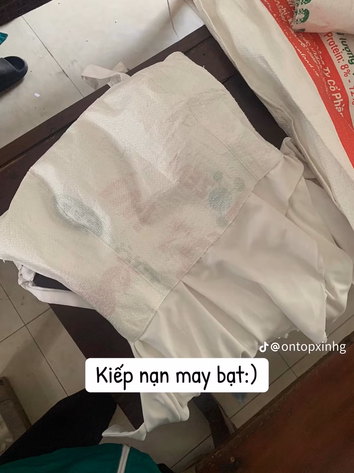 Phần áo được may từ vải bạt.