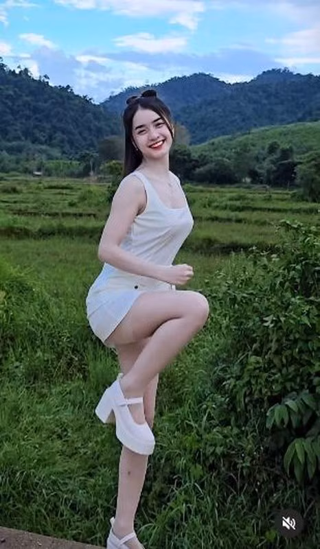 Cách ăn mặc của Yona Cươn cũng khiến nhiều người cho rằng đang bị "quá tuổi". Cô nàng dạo gần đây chăm chỉ diện những thiết kế váy ngắn cũn cỡn, áo ôm sát cơ thể hơn.