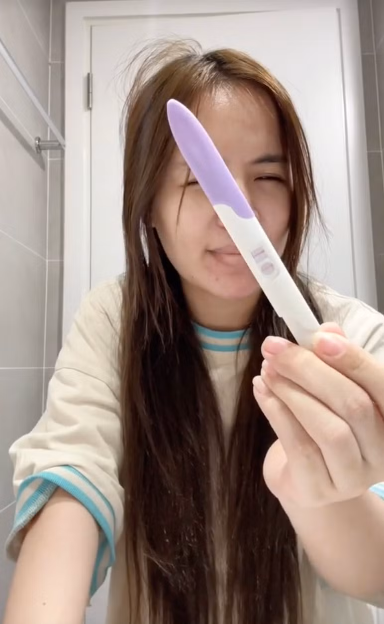 Bẵng đi một thời gian, Khánh Vân trở về cuộc sống bình thường, làm các nội dung về làm đẹp trên kênh TikTok của mình. Mới đây, cô quay trở lại với thông báo mình đã có em bé.