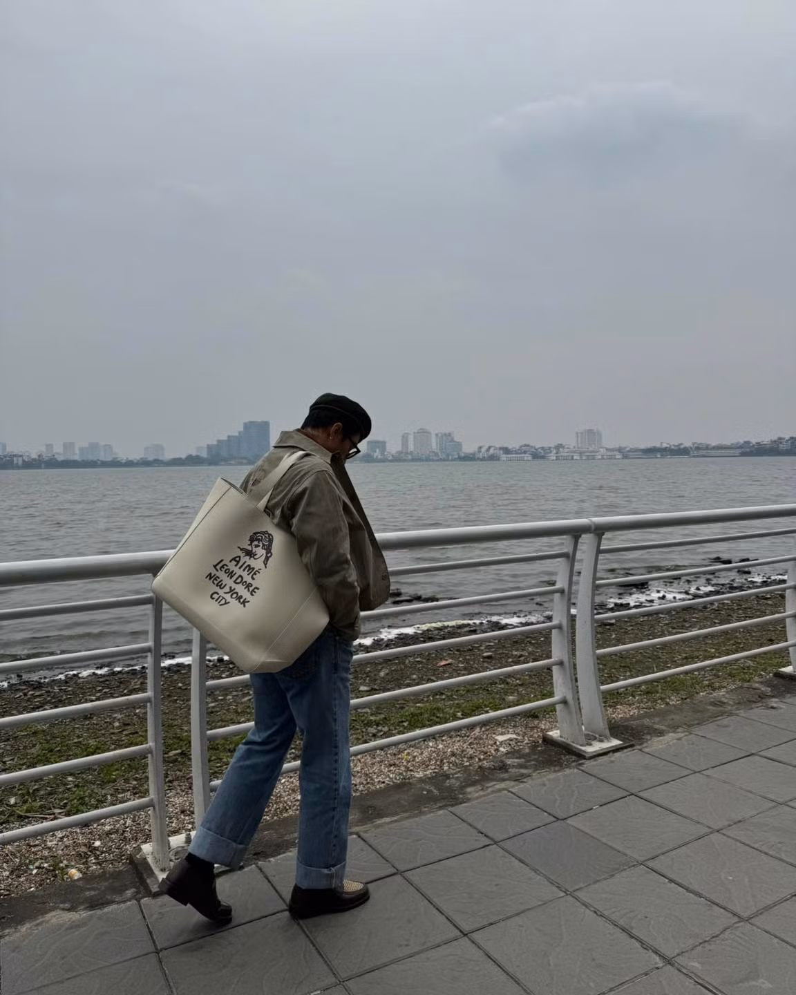 Bên cạnh đó, nhiều người tỏ ra tiếc nuối vì không có may mắn được chụp ảnh với thần tượng tại hồ Tây.