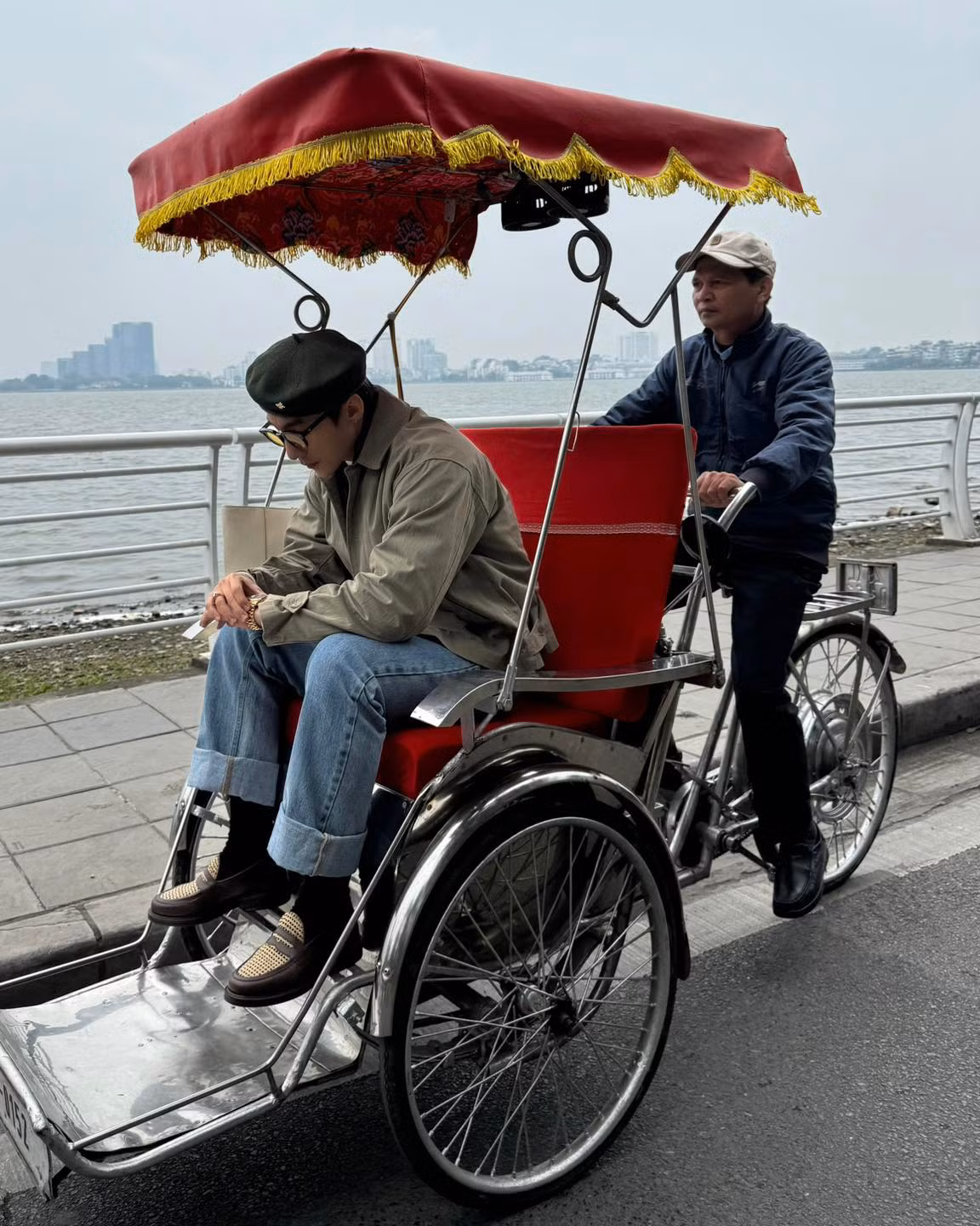 Theo bài đăng, có vẻ như nam ca sĩ vốn muốn ngồi xích lô quanh hồ Gươm, thế nhưng vào ngày chủ nhật thì các tuyến phố quanh hồ Gươm sẽ cấm các phương tiện lưu thông để thành phố đi bộ, vậy nên anh chàng đã ngồi xích lô để dạo hồ Tây. "Hẹn anh em một vòng xích lô Hồ Gươm nhưng không ai nói Chủ nhật xích lô không được đi vào. Có nhiều cái tôi chưa muốn nói đâu..." - nam ca sĩ chia sẻ.