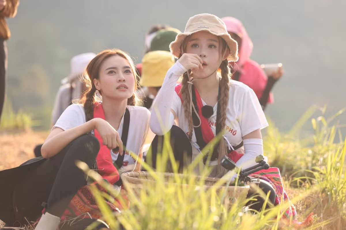 Khoảnh khắc đáng yêu của cô nàng khi vừa ăn, vừa nghe người chị em mình nói chuyện và "chốt đơn" trong trạng thái "mơ hồ" khiến nhiều người không khỏi bật cười.