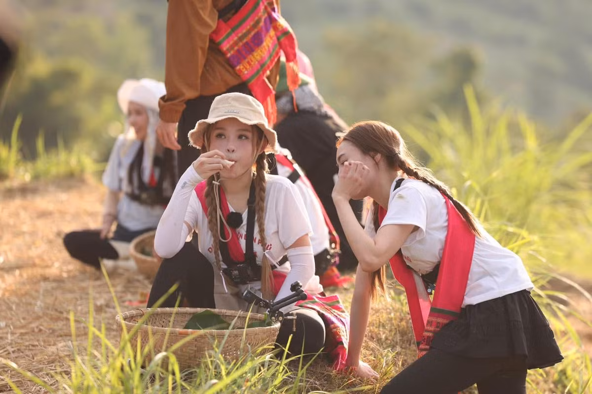 Nhiều người cho rằng đó chỉ là lời nói đùa qua lại giữa hai chị em thân thiết, tuy nhiên nếu Huyền Baby thực sự muốn mua 2 quả đồi thì với khả năng kinh của cô nàng cũng hoàn toàn có thể. Trước đó, trong một đoạn video khác, cô nàng thản nhiên dùng điện thoại xịn để đập trứng khiến nhiều người ngỡ ngàng.