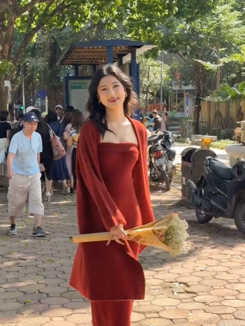 Cùng chụp bộ ảnh concept mùa thu trên phố Phan Đình Phùng, 2 hot girl nổi tiếng được đem lên bàn cân ai là người ra dáng "nàng thơ" hơn.