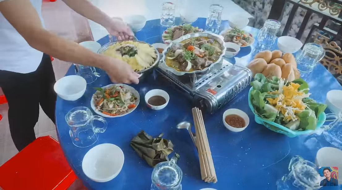 Cách kết hợp gia vị, nguyên liệu để tạo nên mâm tiệc đầy màu sắc hấp dẫn khiến nhiều người vô cùng thích thú.