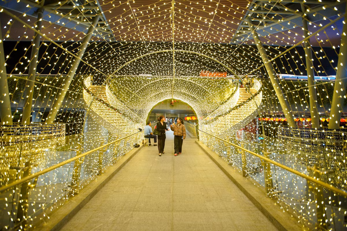 Nhà ga quốc tế T2 sân bay Đà Nẵng đã "lên đèn" với con đường ánh sáng.