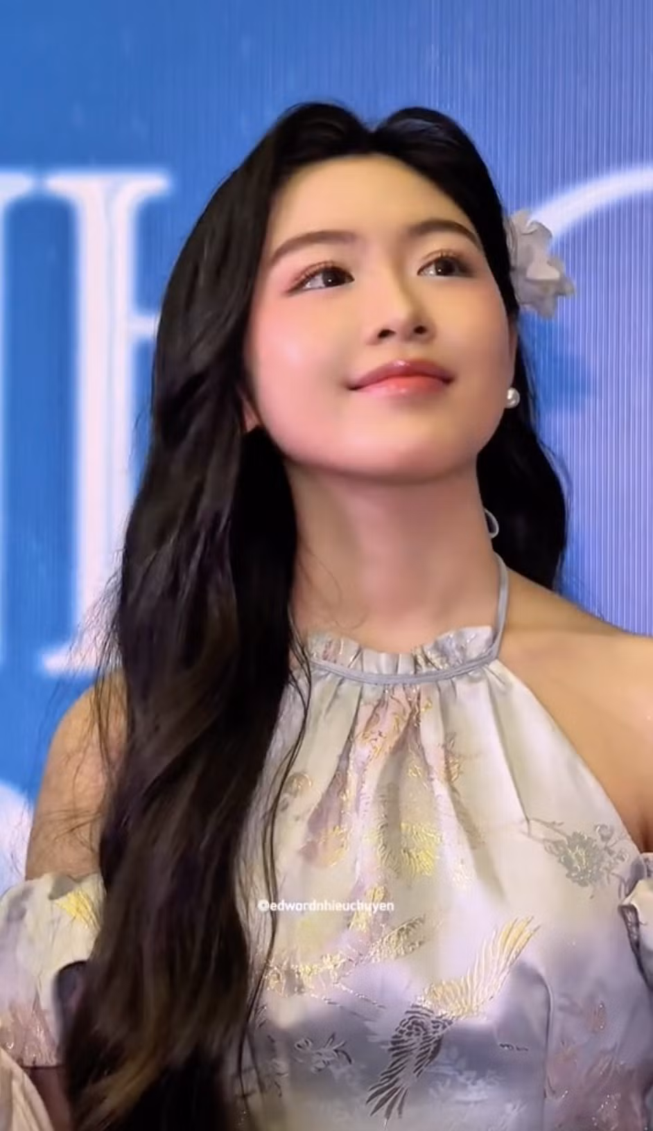 Lọ Lem khiến dân tình "tan chảy" bởi phong cách nhẹ nhàng, "nàng thơ" với thiết kế yếm khoe vai trần ngọt ngào. (Ảnh: edwardnhieuchuyen)
