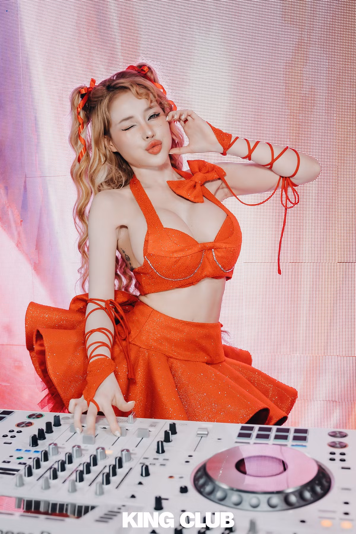 Ngân 98 được nhiều người biết đến là nữ DJ có phong cách ăn mặc táo bạo và nhiều lần từng phát ngôn gây xôn xao cõi mạng.