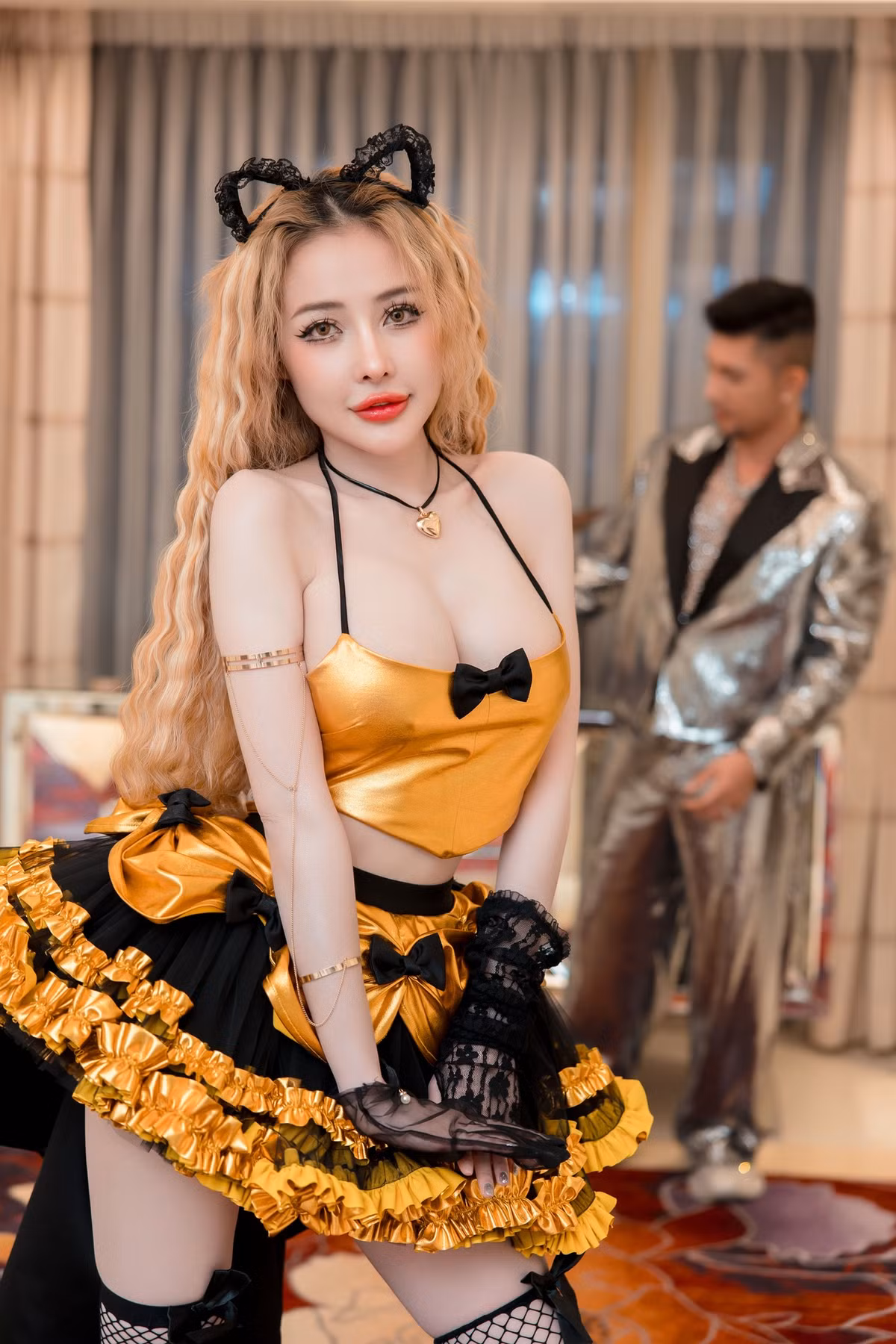 Phong cách ăn mặc của Ngân 98 nhận về nhiều ý kiến trái chiều, có người cho là phản cảm, có người lại bày tỏ như vậy phù hợp với công việc và môi trường làm việc.