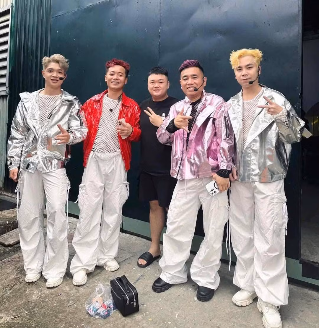 Mới đay, Quang Linh Vlogs khiến nhiều người bất ngờ với giao diện mới toanh. Theo đó, nam Youtuber đã đầu tư nhuộm mái tóc màu đỏ cực kỳ nổi bật để góp mặt tỏng một phiên livestream.