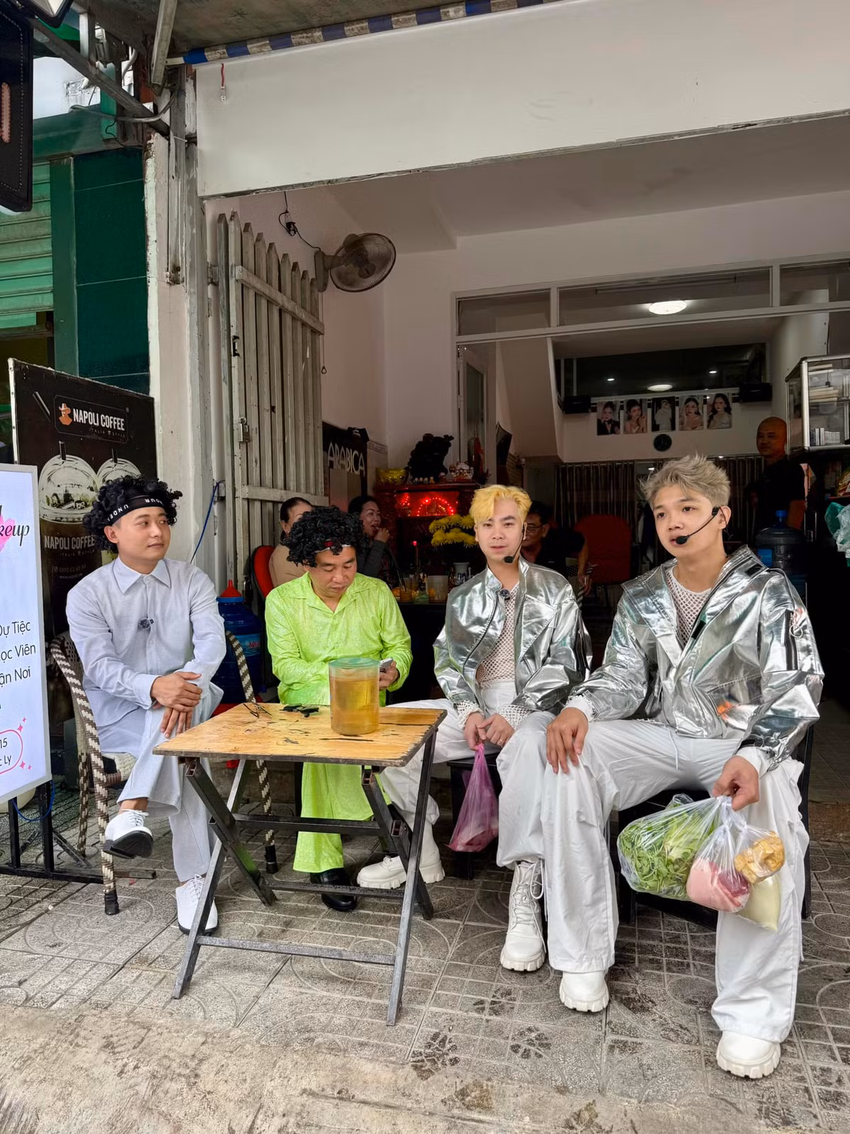 Tuy nhiên, bên cạnh các ý kiến khen ngợi sự nỗ lực của Quang Linh cùng team khi luôn cố gắng mang đến sự mới lạ với người xem, thì cũng có ý kiến cho rằng thời gian gần đây anh chàng đang đi "hơi xa", "ngày càng lố", mong anh chàng tiết chế lại bớt để giữ được hình ảnh chân chất ngày xưa.