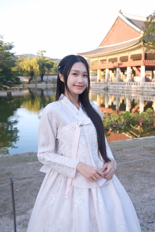 Cô cũng được gọi tên là "tiểu thư Hà thành" khi có bố mẹ đều làm kinh doanh và có công ty riêng, gia đình cô còn đầu tư vào một nhà hàng ở vị trí đắc địa tại Hà Nội.