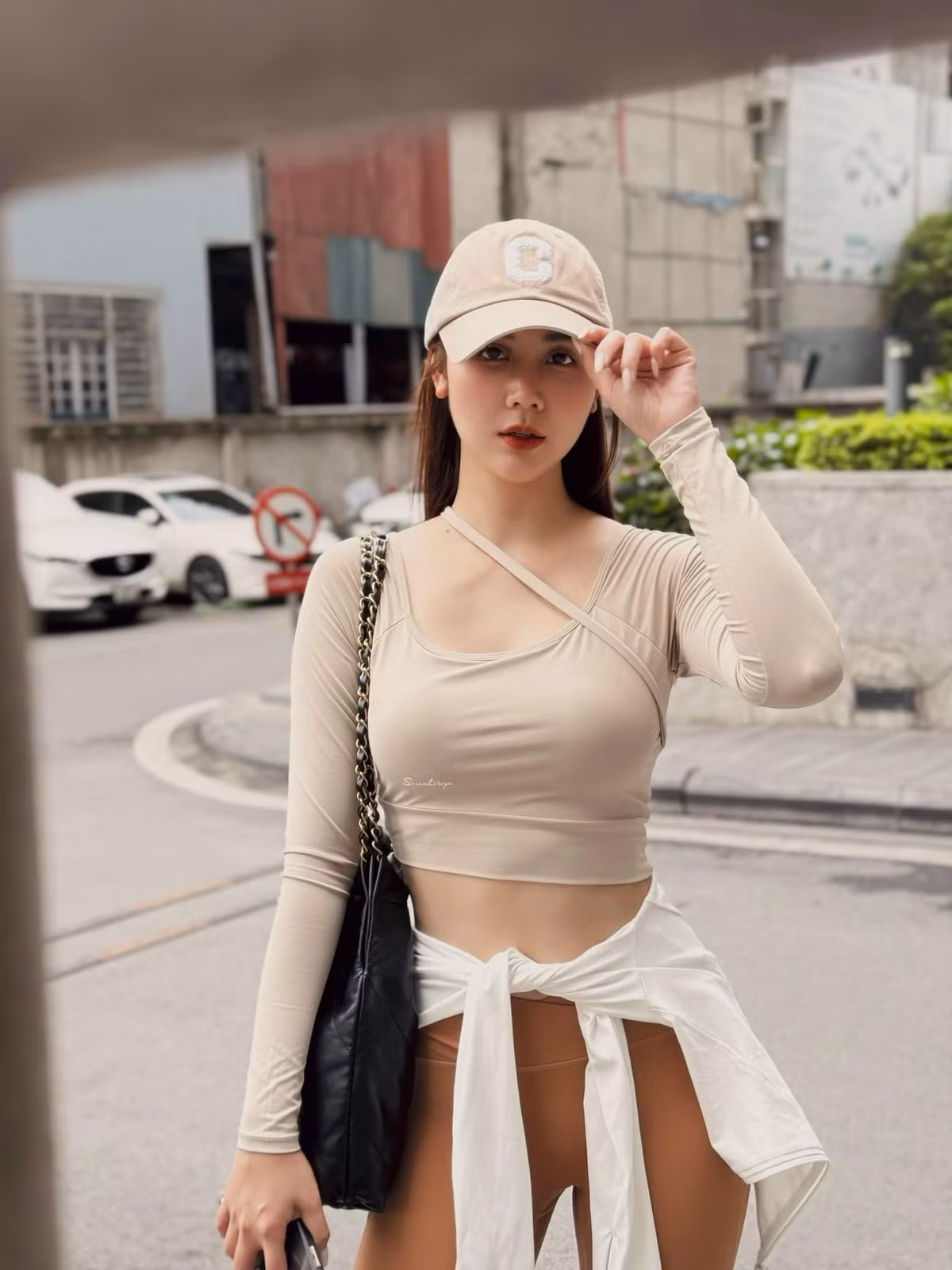 Ngoài thể thao, Huyền Lizzie cũng vô cùng chăm chỉ tập luyện để có được thân hình săn chắc.