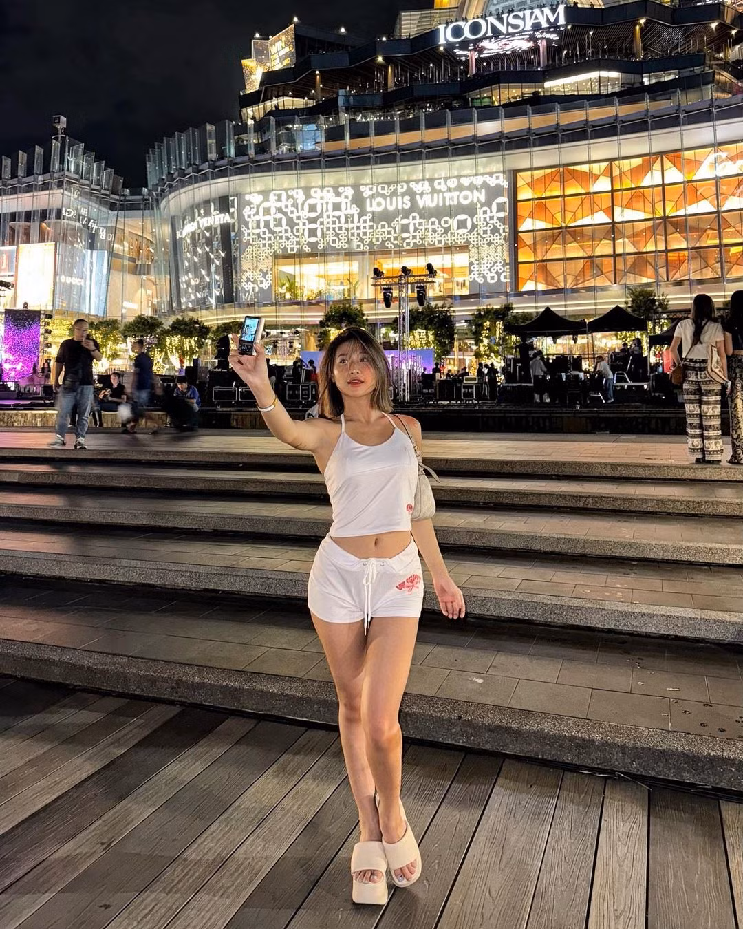 Theo đó, cô nàng diện set đồ màu trắng với áo dây và quần short siêu ngắn. Nhiều người cho rằng bộ đồ cô nàng mặc giống như "đồ ngủ" hơn, không thích hợp để diện đi dạo phố.