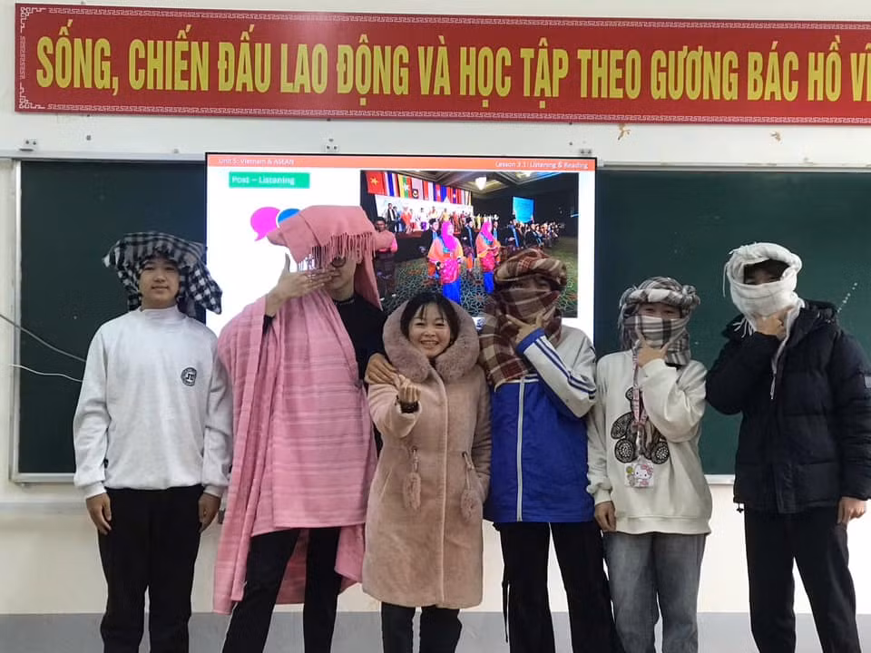 Điều đặc biệt của trào lưu này là các bạn trẻ sự dụng cách quấn khăn truyền thống của người Dubai. Theo đó, người dân của các tiểu Vương quốc Ả rập Thống nhất thường được dùng để che đầu và mặt trong điều kiện thời tiết khắc nghiệt.