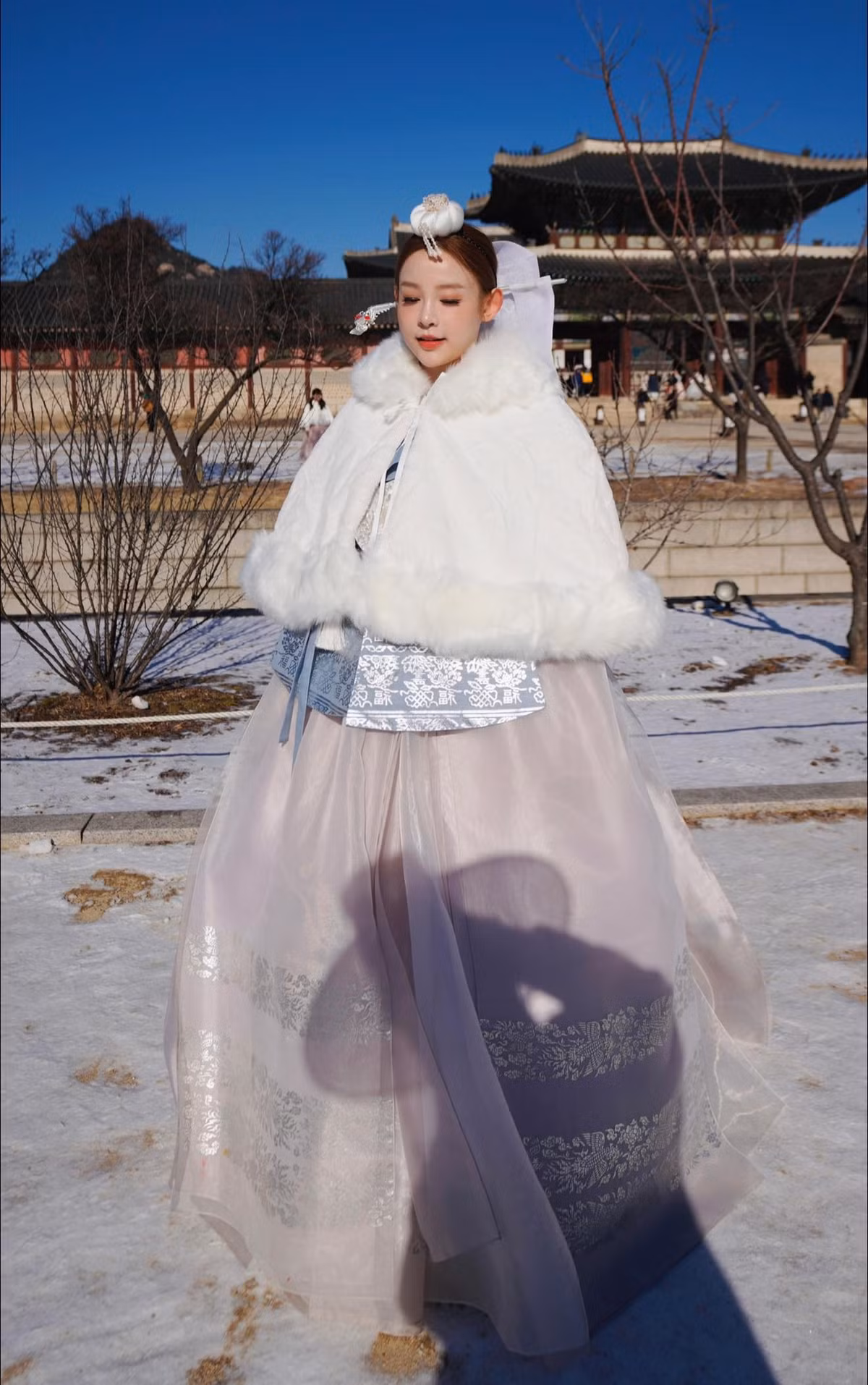 “Phu ba” Huyen Baby hoa than “tieu thu Han Quoc” khi dien hanbok