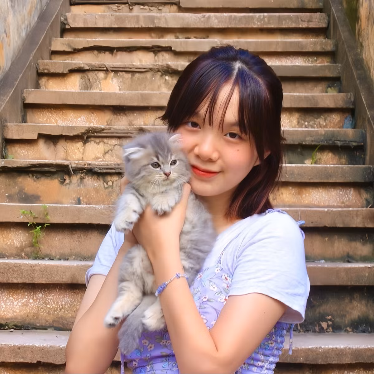 Tuổi 18, Châu bắt đầu phát hiện ra cơ thể mình có nhiều biểu hiện lạ. Cô luôn khát nước (mỗi ngày có thể uống 5-7 lít nước), mất ngủ triền miên, có thời điểm 3 ngày liền chỉ ngủ được 2 tiếng.