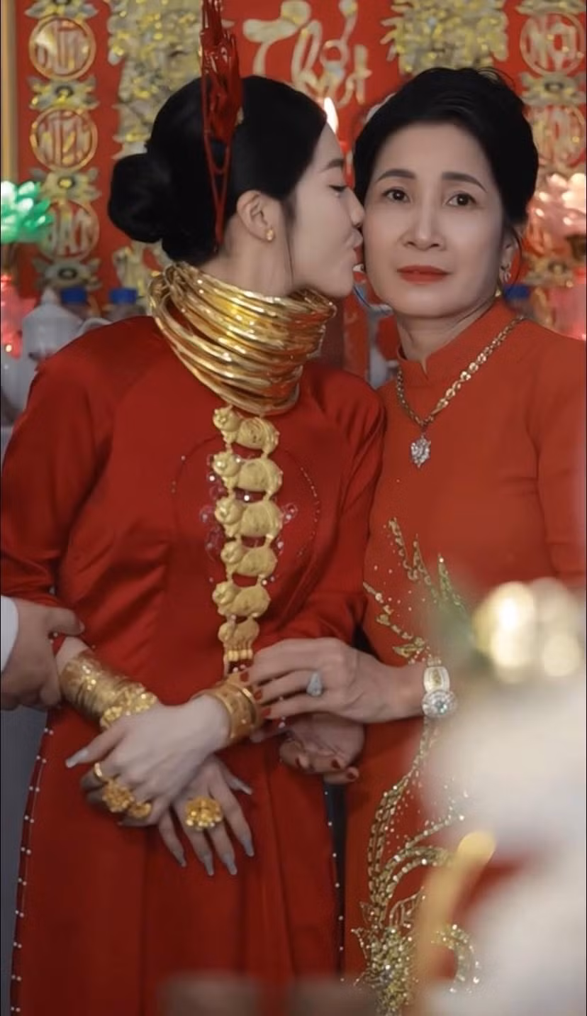 Nhân vật chính của đám cưới này là cô dâu Nhật Linh đến từ Kiên Giang, chú rể Yue Feng đến từ Trung Quốc.