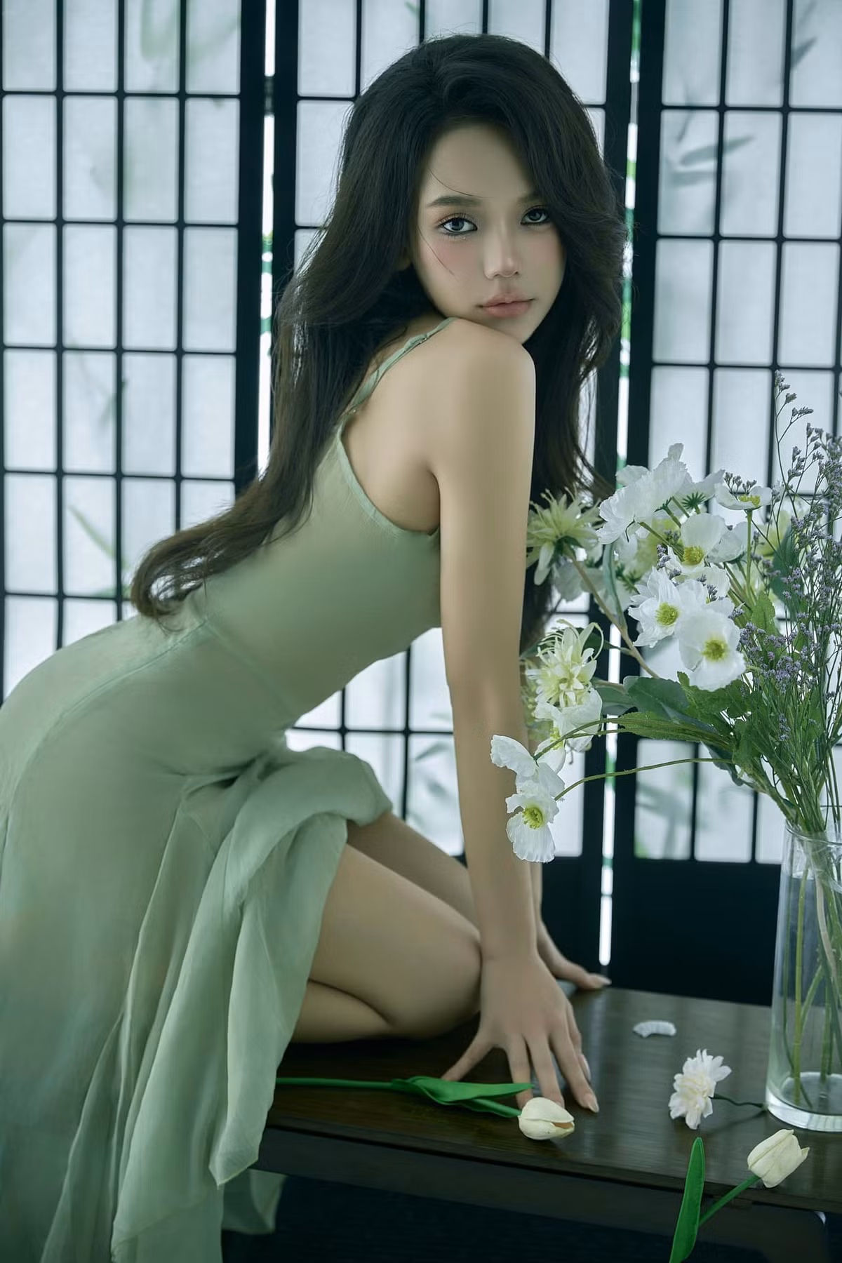 Nhờ ngoại hình nổi bật, Quỳnh Trang làm thêm công việc người mẫu ảnh và mở một cửa hàng online cùng em gái.