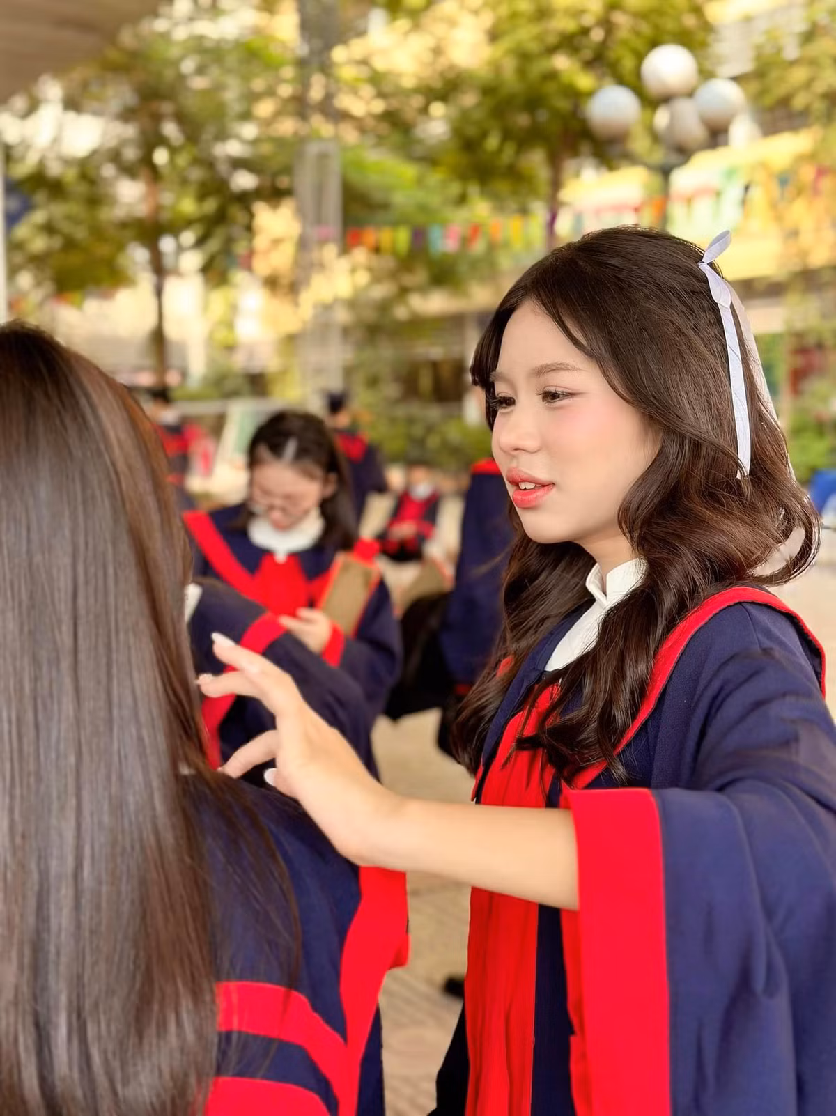 Con gái Minh Hương được mẹ đầu tư học ở trường Quốc tế.