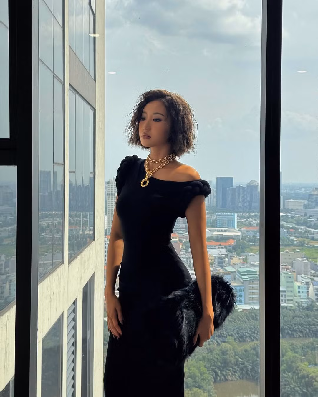 Khéo léo chọn váy ôm sát, Huyền 2k4 khoe trọn đường cong hình thể.