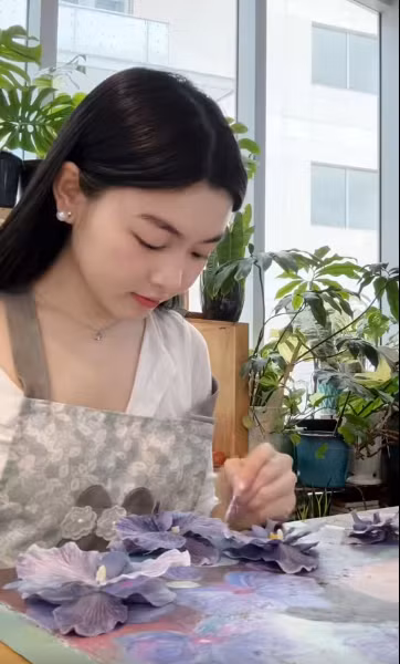 Lọ Lem - con gái đầu của MC Quyền Linh không chỉ được biết đến với vẻ ngoài xinh đẹp mà còn khả năng hội họa nổi bật. Mới đây, cô nàng vừa đăng tải video ghi lại quá trình thực hiện bức tranh để tặng mẹ nhân dịp sinh nhật mẹ.