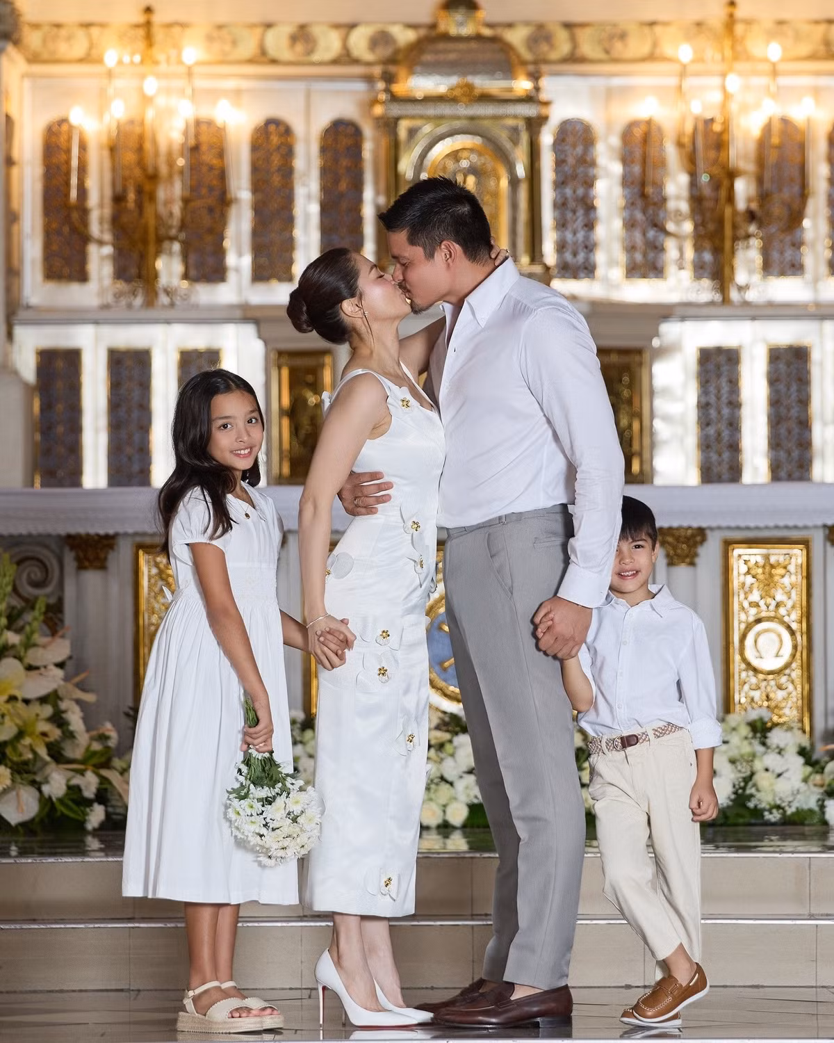 10 năm đã trôi qua, và điều làm bức tranh gia đình Marian Rivera thêm phần trọn vẹn chính là sự xuất hiện của hai thiên thần nhỏ. Zia, cô công chúa nhỏ, luôn nở nụ cười tươi rói bên bó hoa cưới của mẹ, trong khi cậu nhóc nghịch ngợm Sixto lại thích thú nép mình sau lưng bố