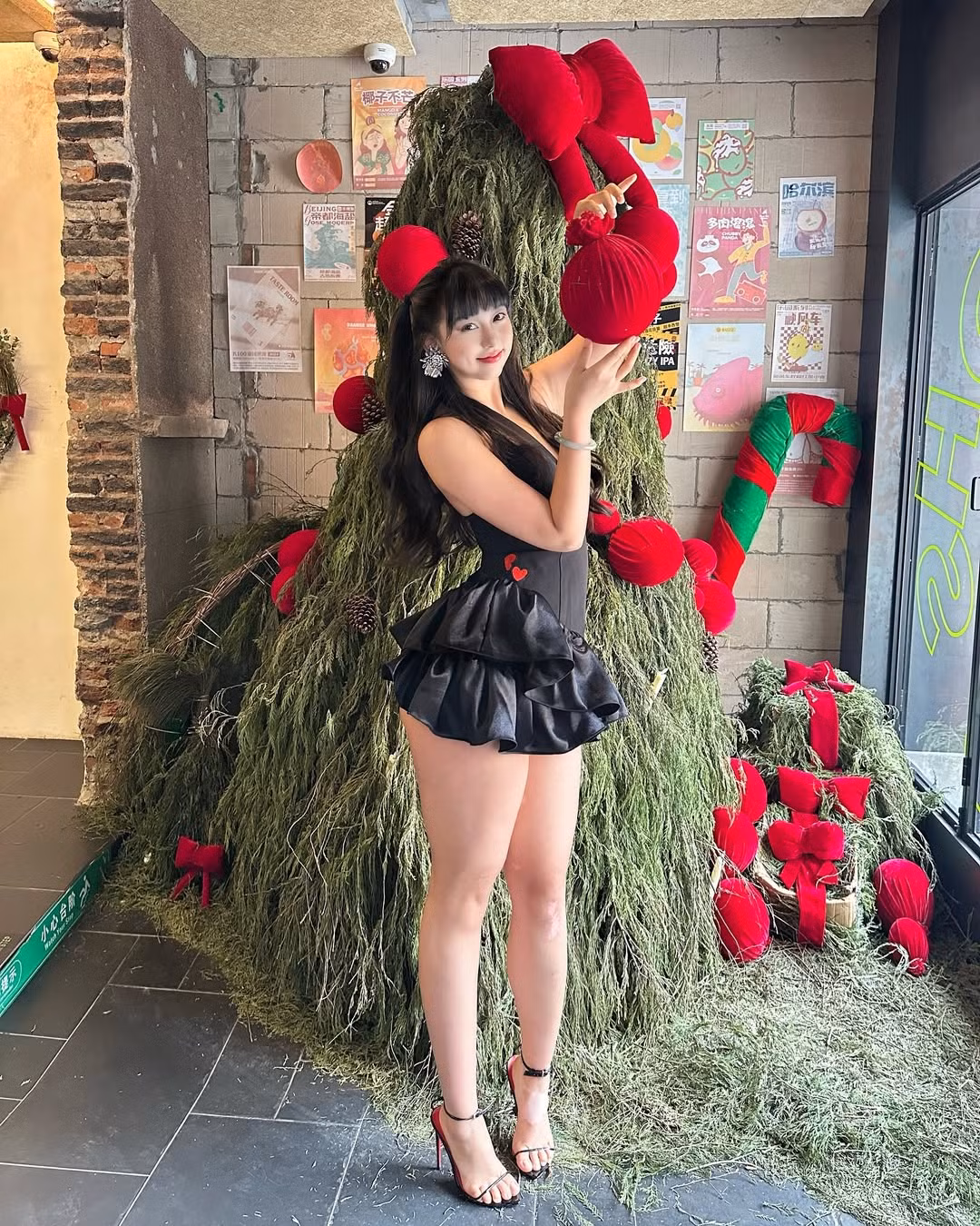 Cô nàng khoe trọn đôi chân dài miên man cùng làn da trắng mịn không tì vết.
