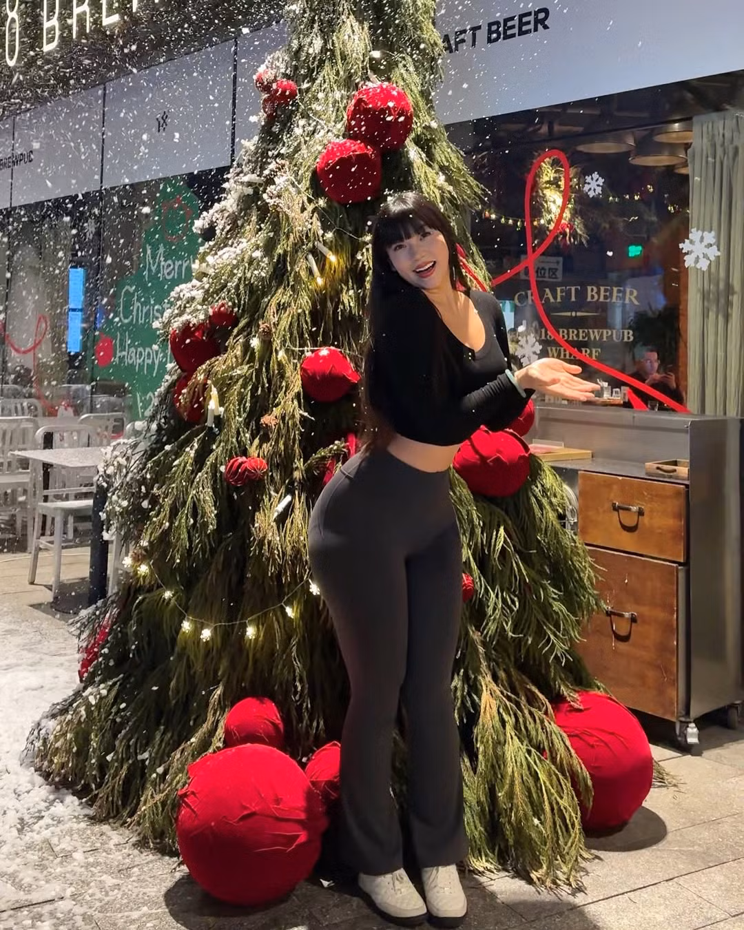 Trong một bộ ảnh check-in với cây thông noel khác, Sika Cheng diện quần ôm sát, tôn lên vòng 3 cực khủng.