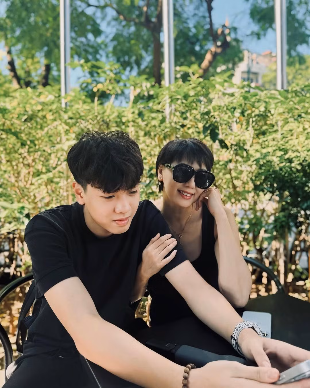 Dù chỉ mới 13 tuổi nhưng Hoàng Minh đã cao đến 1m8, có niềm đam mê với bộ môn bóng đá giống Đoàn Văn Hậu.