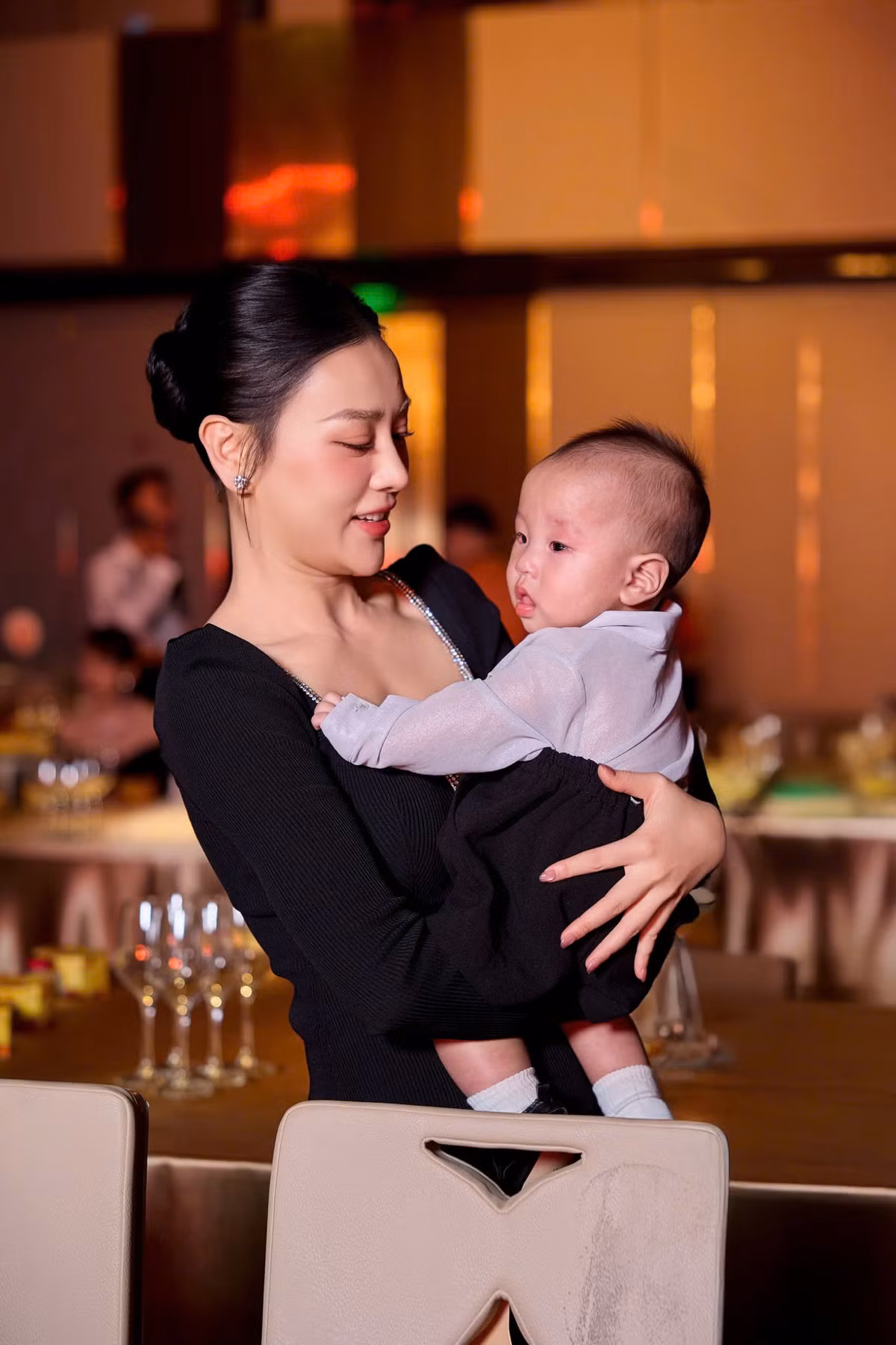 Phương Oanh cùng Shark Bình thay nhau cho cặp song sinh uống sữa, dỗ dành em bé.