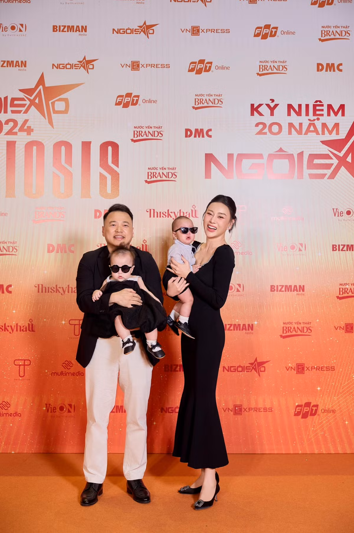 Đây cũng là lần đầu Shark Bình hộ tống vợ đi thảm đỏ sự kiện showbiz.