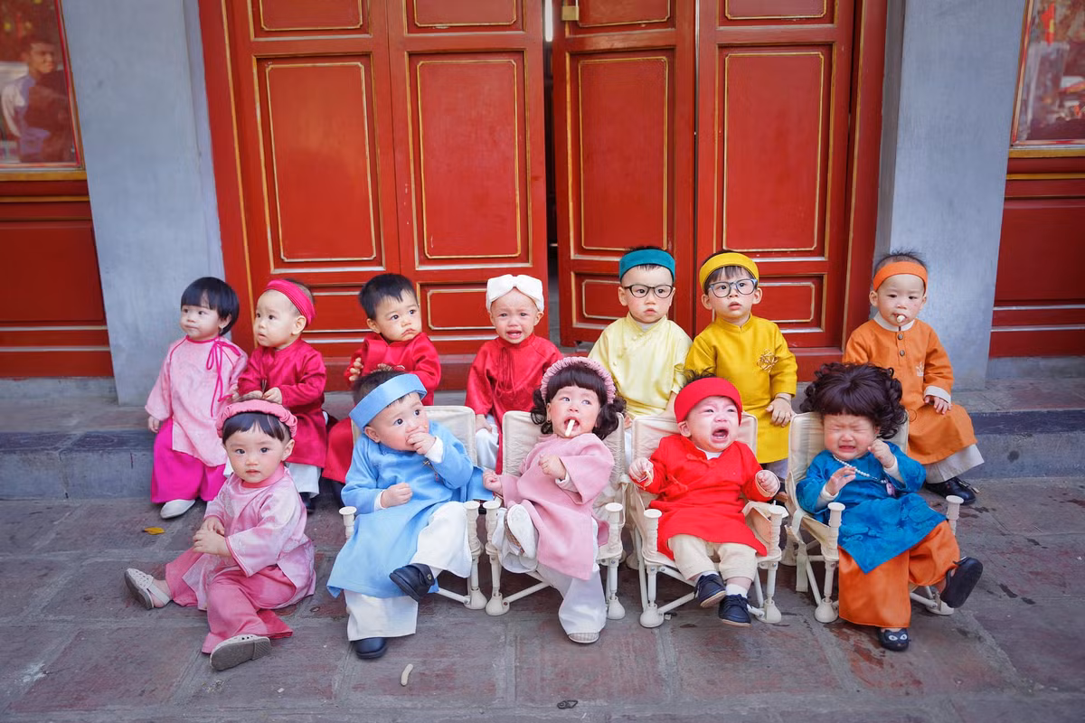 Các em bé được bố mẹ sắm cho những chiếc áo dài với đủ sắc màu rực rỡ, không chỉ vậy còn có cả những phụ kiện như mấn đội đầu, tóc giả vô cùng đáng yêu.