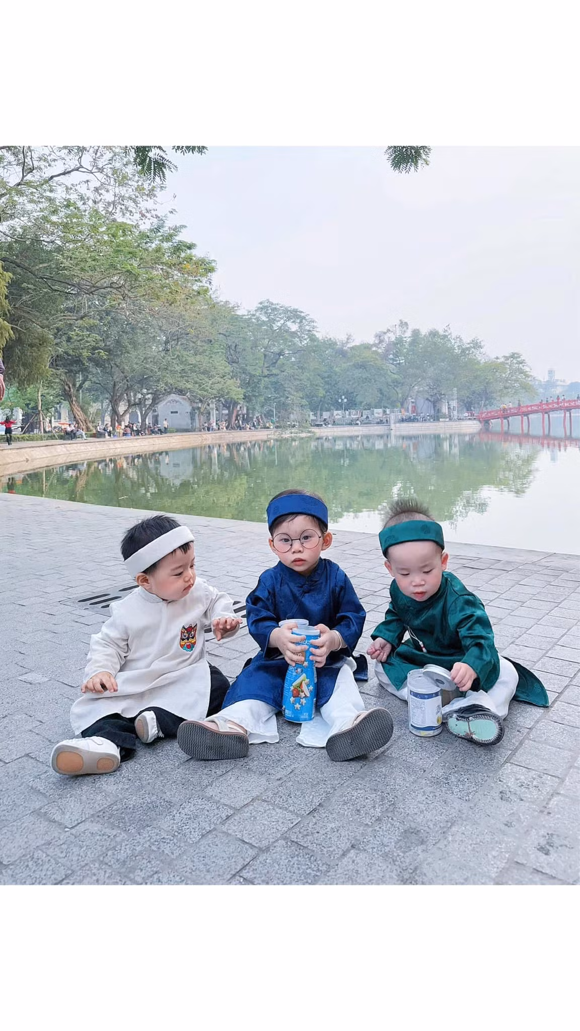 Nhưng cũng nhờ vẻ ngoài đáng yêu, cùng cách tạo dáng "mỗi người mỗi phách" này khiến những bức hình thêm phần tự nhiên, sinh động.