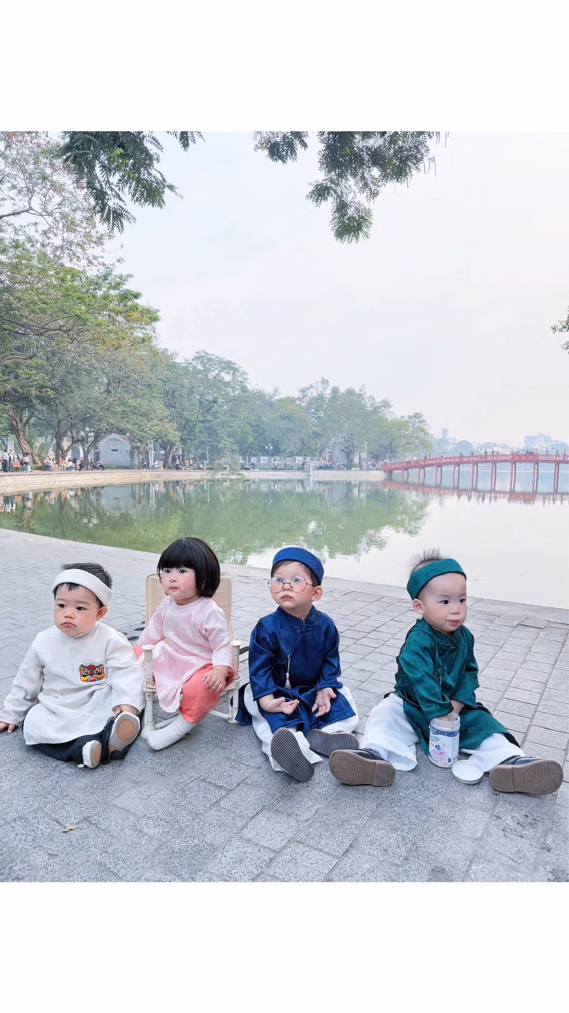 Gương mặt của các "ông cụ", "bà cụ" non khiến người lớn phải tan chảy.