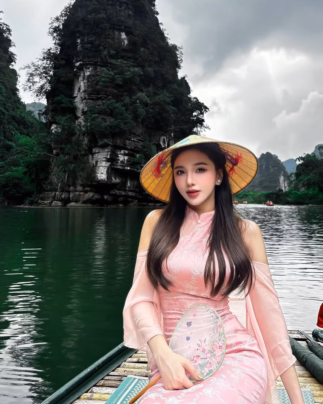 Sau khi chia tay Hoàng Đức, hot girl sinh năm 1997 được khen ngày càng thăng hạngvề nhan sắc lẫn vóc dáng.