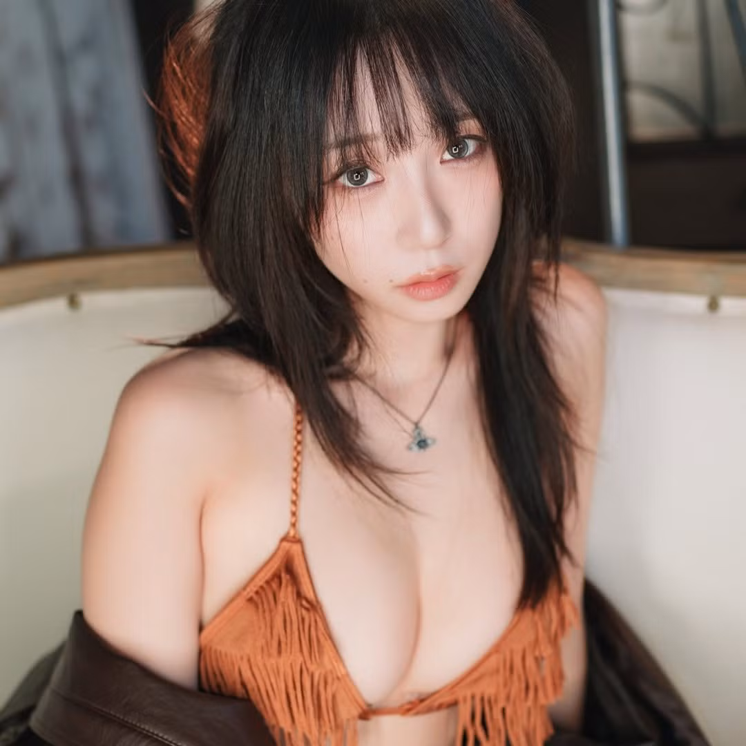 Tuy chỉ sở hữu chiều cao tương đối khiêm tốn nhưng gương mặt trong sáng, đáng yêu cộng với thân hình cực kỳ gợi cảm đã giúp cho Iori sở hữu lượng fan hâm mộ khổng lồ, trong đó đa phần là các game thủ.
