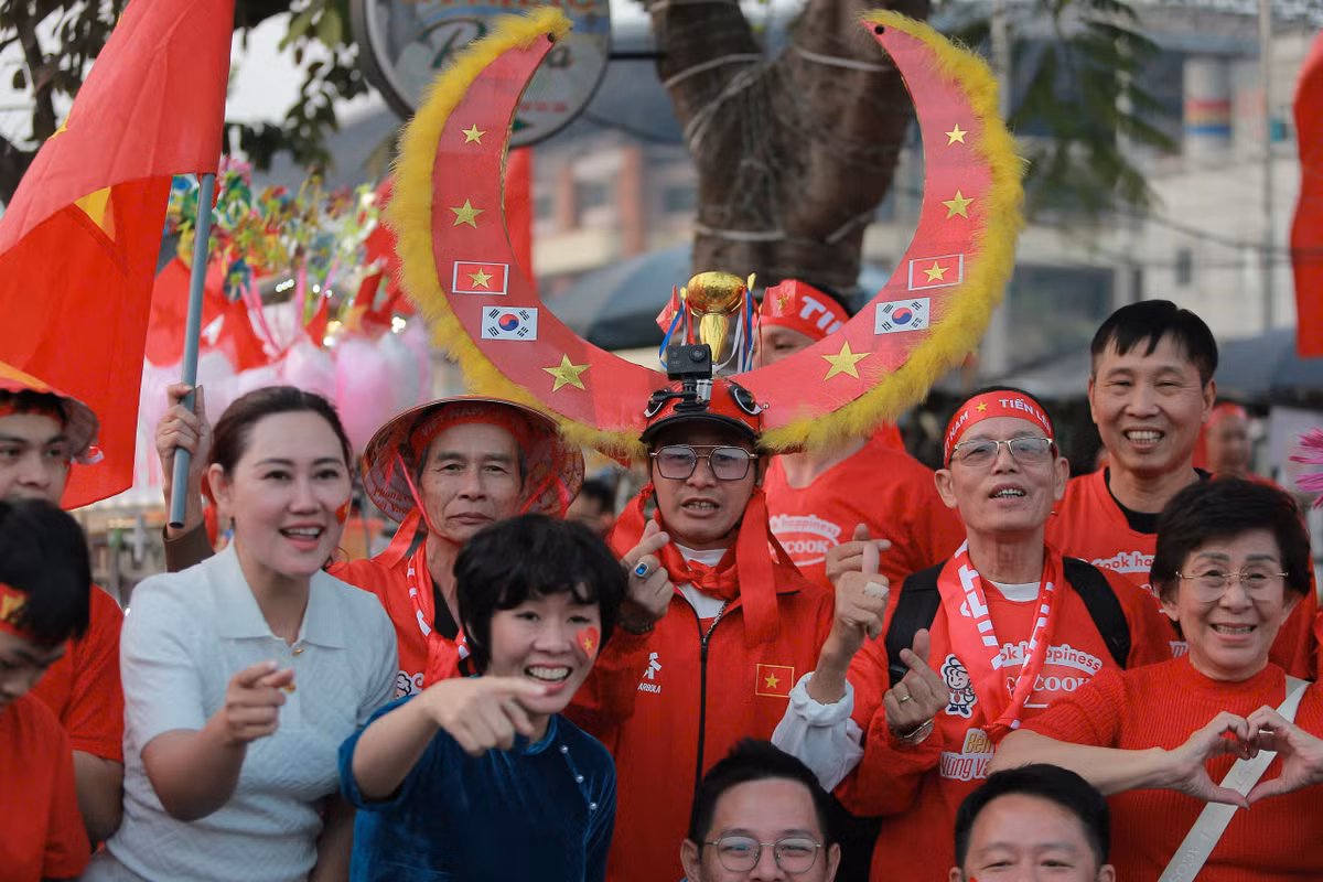 Tối nay, tuyển Việt Nam đá lượt về bán kết ASEAN Cup 2024 trước đối thủ Singapore. 20h trận đấu mới chính thức diễn ra, thế nhưng từ 17h chiều, rất nhiều cổ động viên đã có mặt.