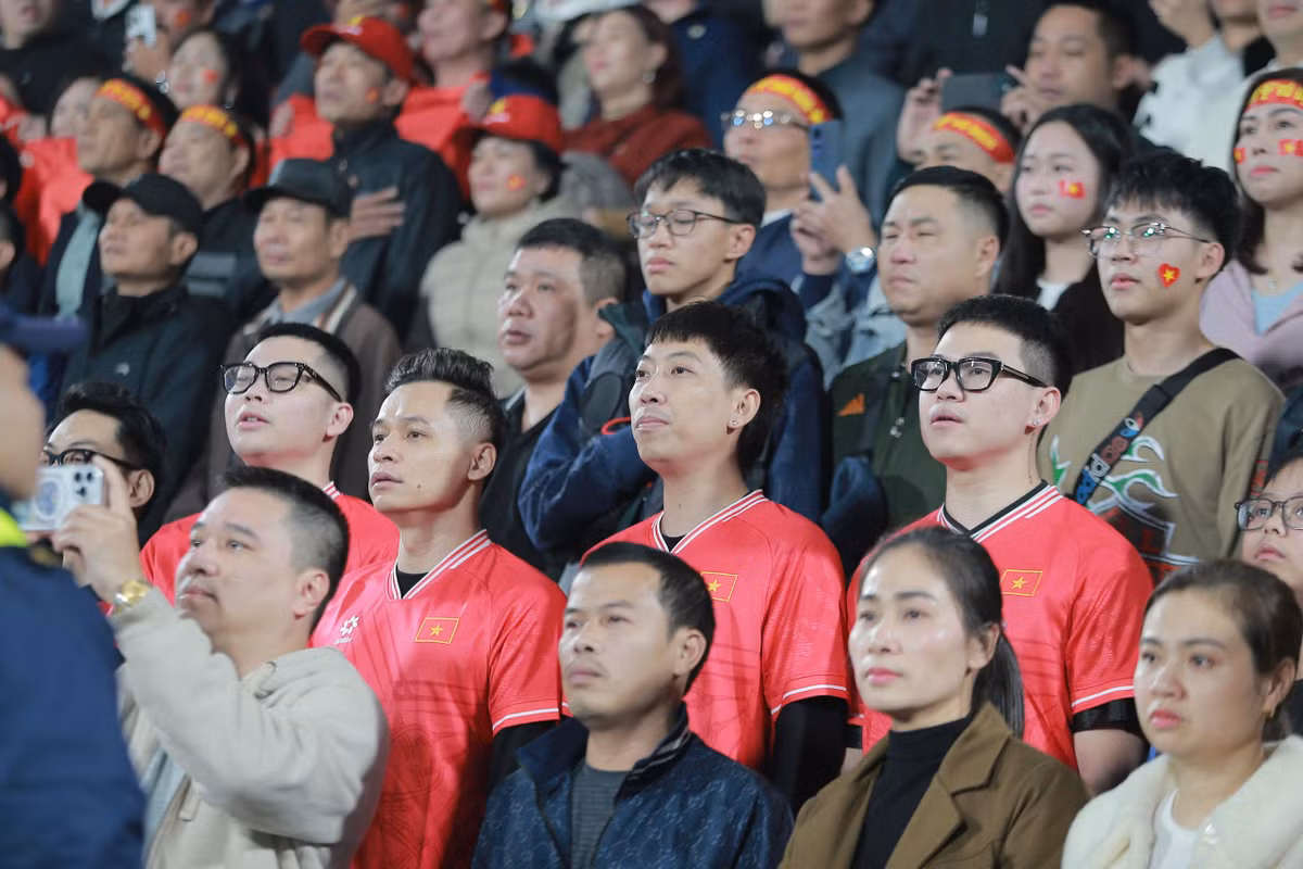 Giây phút toàn bộ khán giả của ĐT Việt Nam cùng đứng dậy hát vang Quốc ca.