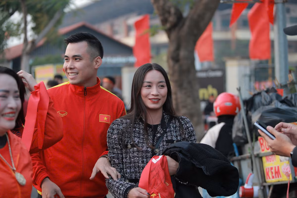 "Hot girl sân cỏ" Hoàng Loan cũng có mặt để tiếp sức cho đội tuyển Việt Nam.