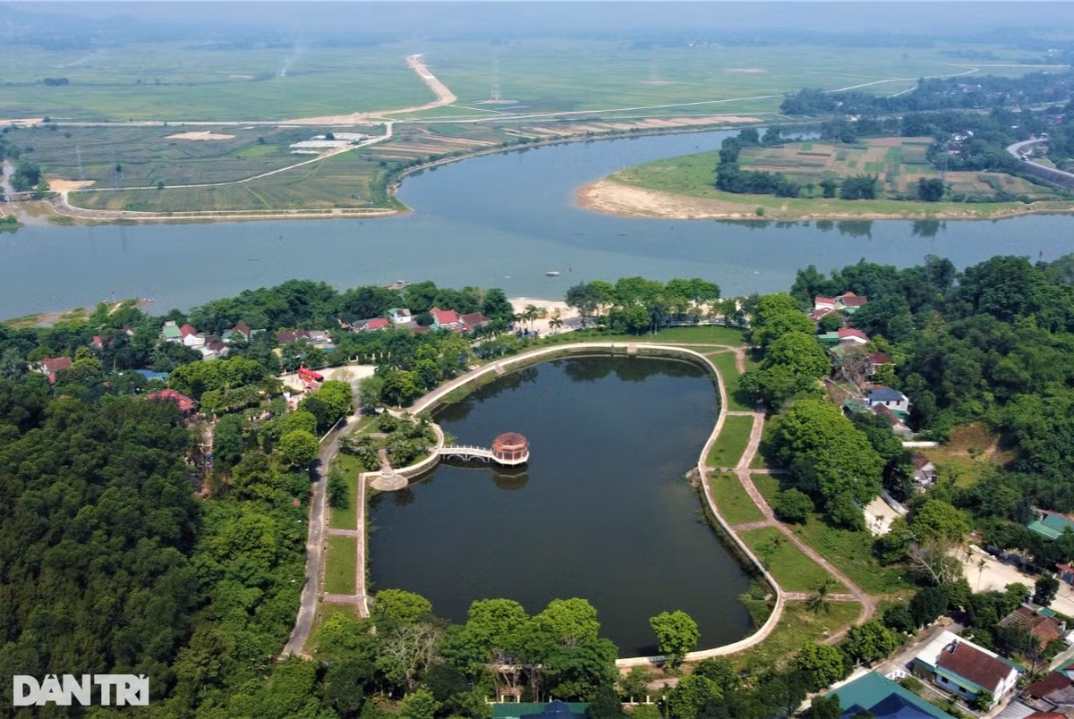 Quần thể Khu di tích cố Tổng Bí thư Trần Phú nằm tại xã Tùng Ảnh (huyện Đức Thọ, Hà Tĩnh) được chia làm 3 phần, gồm: nhà thờ, nhà trưng bày và khu mộ. Trong hình là khu mộ cố Tổng Bí thư đầu tiên của Đảng đặt trên đồi Quần Hội với diện tích hơn 47.000m2, hướng nhìn ra bến Tam Soa - nơi giao nhau giữa 3 con sông: Ngàn Sâu, Ngàn Phố và sông La.