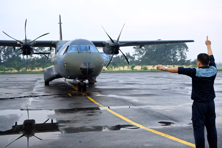 Vận tải cơ C-295 lăn bánh trên đường băng, chuẩn bị cất cánh.