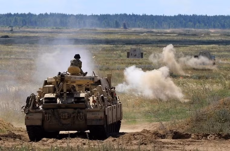 M88A2 Hercules là mẫu xe “nồi đống cối đá” do hãng BAE Systems chế tạo, tuy ra mắt từ đầu thập niên 1990 nhưng hiện nay nó vẫn có giá tới 2 triệu USD. Chiếc xe này được xem như vị cứu tinh của xe tăng Mỹ.