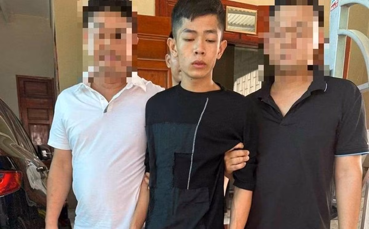  Nam thanh niên dùng búa cướp tiệm vàng ở Hưng Yên: Chiều 18/8, tại cửa hàng vàng Phương Liên (số 270, chợ Đường Cái, xã Đình Dù, huyện Văn Lâm), Lê Duy Anh Quân (17 tuổi, trú thị xã Hoàng Mai, tỉnh Nghệ An) mặc quần áo màu đen, đeo khẩu trang, đội mũ bảo hiểm che kín mặt cầm theo 1 túi ni lông màu đen dùng búa đập tủ kính, cướp vàng tây, trị giá khoảng 90 triệu đồng. Đến ngày 27/8, lực lượng công an đã xác định, phát hiện, bắt giữ Lê Duy Anh Quân. 
