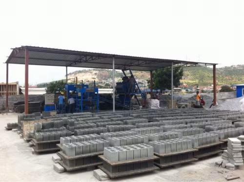 Tiếp tục xác minh một số bạn bè thân quen với Tuấn, các trinh sát nắm được nguồn tin hắn đang ẩn náu tại nhà ông Phan Ngọc Phong 42 tuổi ở thôn 6B, xã EaPal, huyện EaKa, tỉnh Đắk Lắk. Lập tức các trinh sát lên đường truy bắt. Xẩm tối 29/5, các trinh sát bất ngờ ập vào xưởng sản xuất gạch bắt hung thủ giết người. Tuấn khai, trong lúc dự tiệc cưới của người anh ruột là Trần Quốc Toàn vào ngày 3/5/2007, tình cờ hắn nhìn thấy trên tay chị Sương có đeo 2 chiếc nhẫn vàng, trong khi hắn đang cần tiền tiêu xài, nên đã mưu tính cướp đoạt, nhưng chưa có cơ hội ra tay. (Ảnh minh họa, nguồn internet) 