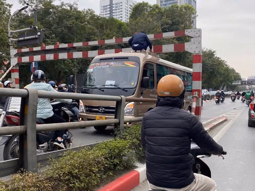 Xử phạt tài xế điều khiển xe khách đi lên cầu vượt Tây Sơn Xu phat tai xe dieu khien xe khach di len cau vuot Tay Son