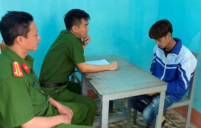 Phát hiện có kẻ lạ mặt, ông bà N lao tới túm lấy Long, lôi gã về phía hiên nhà. Bị bắt, lại sợ lộ mặt nên Long rút con dao thủ sẵn đâm 1 nhát vào ngực ông N. Gã vùng chạy ra phía cổng nhưng vẫn bị vợ chồng chủ nhà đuổi theo. Long lạnh lùng dùng dao đâm liên tiếp hàng chục nhát vào hai người. Biết vợ chồng ông N đã chết, Long vào nhà lấy đi hai chiếc điện thoại rồi bỏ trốn. Với tội ác ghê rợn của mình, sau này Long bị TAND tỉnh Thanh Hóa tuyên mức án tử hình. Chỉ vì nghiện game, một gã trai trẻ đã nhẫn tâm tước đoạt mạng sống của hai người hàng xóm. 