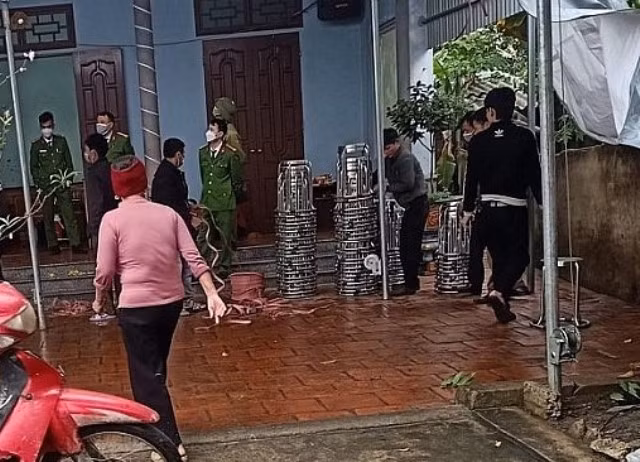 Nhận được tin báo, Công an tỉnh Thanh Hóa đã nhanh chóng có mặt. Tại hiện trường, công an xác định ông N. và vợ là bà Cù Thị K. (SN 1953) đã tử vong trước đó nhiều giờ, trên cơ thể có hàng chục vết thương chí mạng gây ra bởi vật sắt nhọn. Nơi phát hiện tử thi là khoảng sân trước nhà, phía bên trong cửa còn mở, tuy nhiên không có dấu hiệu lục soát đồ đạc. Tại hiện trường, công an tìm thấy một vết giầy loại thể thao di chuyển ra khu vực nhà vệ sinh kèm theo nhiều giọt máu. (Ảnh minh họa, nguồn internet)