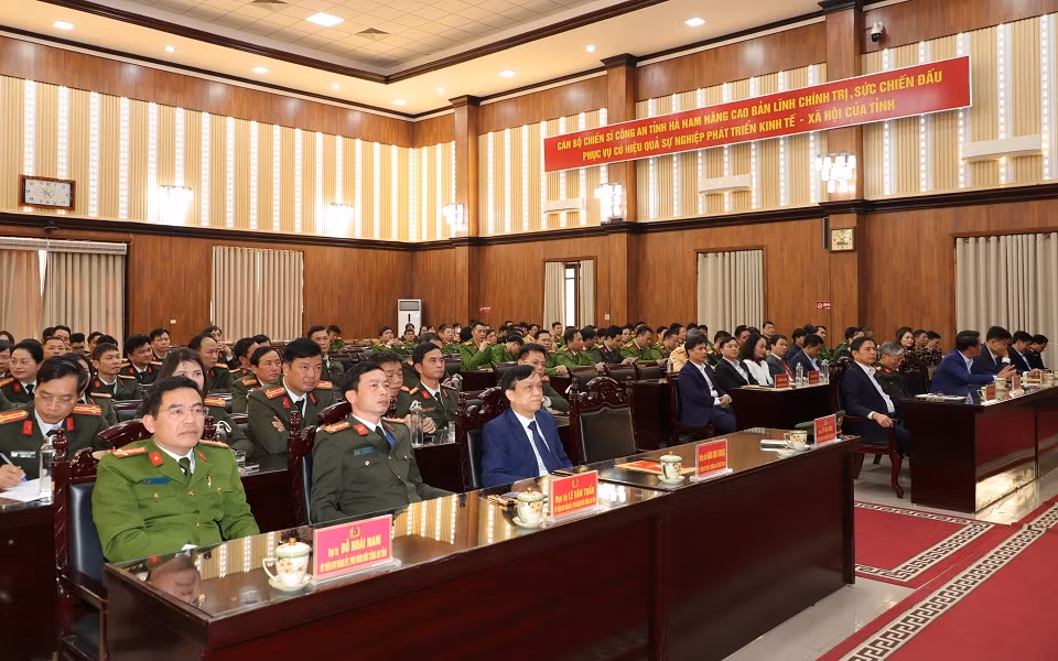 Chiều 13/1, Công an tỉnh Hà Nam tổ chức lễ công bố quyết định của Bộ trưởng Bộ Công an về công tác cán bộ. (Ảnh: Công an tỉnh Hà Nam)